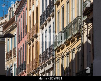 Perpignan est la préfecture du département des Pyrénées-Orientales dans le sud-ouest de la France, dans la plaine du Roussillon, au pied des Pyrénées. Banque D'Images