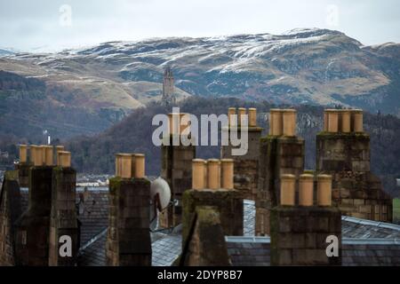 Stirling, Écosse, Royaume-Uni. 27 décembre 2020. Photo : deuxième jour du confinement de la phase 4 festive pour l'Écosse continentale. Une petite fenêtre dans le temps émerge de l'avertissement météorologique jaune qui a été émis comme Storm Bella donne la neige chute la nuit laissant une poussière de blanc sur les collines d'Ochill. Crédit : Colin Fisher/Alay Live News Banque D'Images