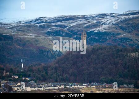 Stirling, Écosse, Royaume-Uni. 27 décembre 2020. Photo : deuxième jour du confinement de la phase 4 festive pour l'Écosse continentale. Une petite fenêtre dans le temps émerge de l'avertissement météorologique jaune qui a été émis comme Storm Bella donne la neige chute la nuit laissant une poussière de blanc sur les collines d'Ochill. Crédit : Colin Fisher/Alay Live News Banque D'Images