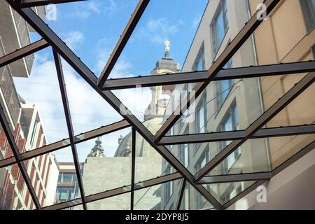 La Frauenkirche de Dresde vue à travers un toit en verre d'un bâtiment moderne. Banque D'Images