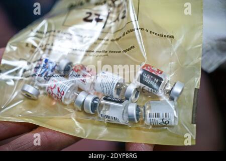 Flacons vides du vaccin contre le coronavirus de Pfizer après utilisation, à l'hôpital Amedeo di Savoia. Turin, Italie - 27 décembre 2020 Banque D'Images