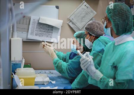 Travailleurs de la santé au travail pendant la première journée de la campagne de vaccination contre le COVID 19 à l'hôpital Amedeo di Savoia. Turin, Italie - décembre 27, Banque D'Images