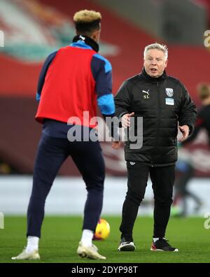 West Bromwich Albion entraîneur-chef adjoint Sammy Lee (à droite) avant le match de la Premier League au stade Anfield, Liverpool. Banque D'Images