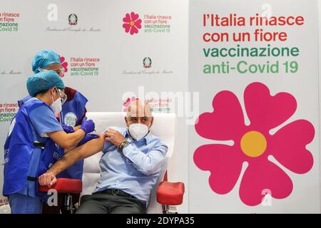 Palerme, Italie. 27 décembre 2020. Palerme, le v-day en Sicile, les 50 premières doses du vaccin Pfizer-Biontech contre Covid-19 administrées au personnel médical et infirmier de l'Hôpital Civic pour combattre le coronavirus, le maire de Palermo Leoluca Orlando et le président de la région de Musumeci crédit: Agence de photo indépendante/Alamy Live News Banque D'Images