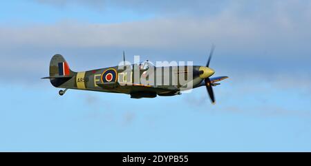 :Vintage Supermarine Spitfire MK VC G-AW11 AR501 en vol rapproché. Banque D'Images