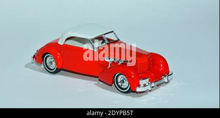 Toy 1937 Vintage Red Cord 812 voiture avec fond blanc. Banque D'Images