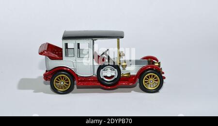 Jouet diecast modèle voiture 1912 Rolls Royce un produit d'antan de boîte d'allumettes par Lesney avec fond blanc. Banque D'Images