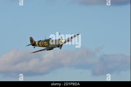 :Vintage Supermarine Spitfire MK VC G-AW11 AR501 en vol rapproché. Banque D'Images