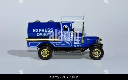 Jouet diecast modèle d'un bleu modèle T Ford tanker de lait a , matchbox produit d'antan par Lesney avec fond blanc. Banque D'Images