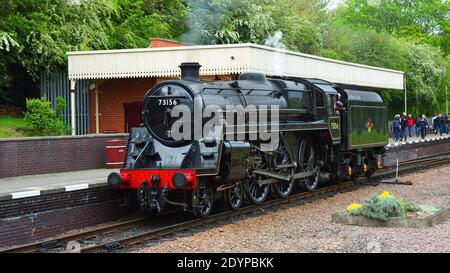 La classe Standard BR 573156 machine à vapeur tirant en Nord Leicester gare ferroviaire patrimoniale. Banque D'Images