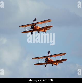 L'exposition de marche de l'aile Aerosuperbatics équipe deux avions en vol. Banque D'Images