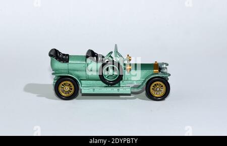 Jouet diecast modèle voiture Rolls Royce Silver Ghost un produit d'antan de boîte d'allumettes par Lesney avec fond blanc. Banque D'Images