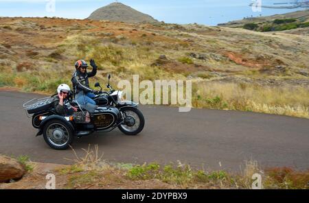 Moto classique et Sidecar avec passager utilisé pour donner des visites de l'île. Banque D'Images