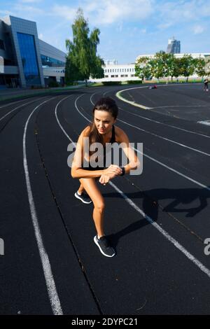 Photo en plein air d'une jeune femme athlète sur piste de course. Professionnel sportswoman pendant la séance d'entraînement à la course. Banque D'Images