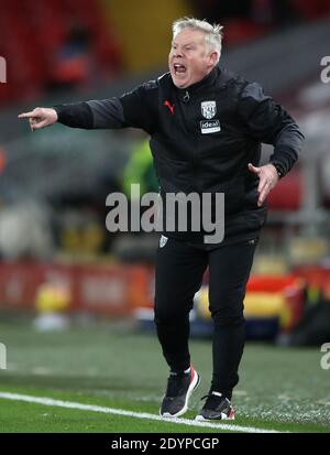 West Bromwich Albion entraîneur-chef adjoint Sammy Lee gestes sur la ligne de contact pendant le match de la Premier League à Anfield Stadium, Liverpool. Banque D'Images