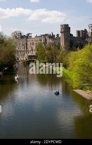 Vue sur le château de Warwick depuis la rivière Avon Warwickshire Angleterre Royaume-Uni Banque D'Images