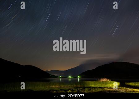 Pistes étoiles au-dessus du lac de la Doxa, dans la région montagneuse de la Korinthie, dans le Péloponnèse, en Grèce, en Europe Banque D'Images