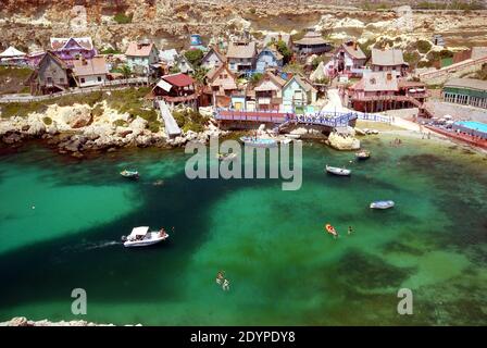 Popeye Village de Sweethaven où Popeye le film a été tourné avec Robin Williams à Anchor Bay à Mellieha sur l'île méditerranéenne de Malte Banque D'Images