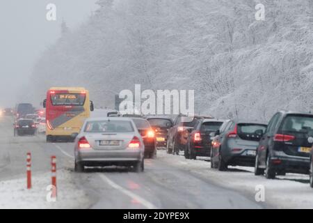 L'illustration montre beaucoup de circulation dans un paysage d'hiver avec de la neige les Hautes Fagnes - région de Hoge Venen, en Belgique orientale, dimanche 27 décembre 2020. Banque D'Images