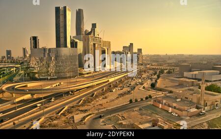 Arabie Saoudite Riyad quartier financier du roi Abdallah vue de dessus le coucher du soleil Banque D'Images