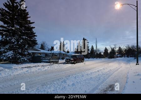 Une rue de banlieue après une forte chute de neige à Calgary, en Alberta Canada Banque D'Images