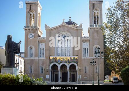 Eglise grecque orthodoxe métropolitaine, Cathédrale de l'Annonciation, Athènes, Grèce. Décembre au centre historique dans une ville vide à cause de COVID Banque D'Images