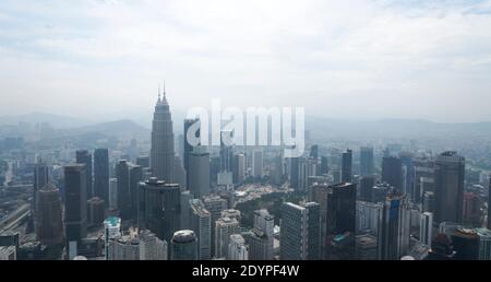 Vue sur les tours jumelles Petronas à Kuala Lumpur, en Malaisie, le 5 janvier 2015. Les tours Petronas étaient les plus hauts bâtiments du monde à partir de 1998 t. Banque D'Images