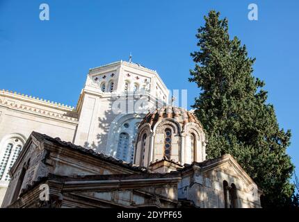 Eglise métropolitaine orthodoxe grecque, Cathédrale de l'Annonciation et petite Metropolis ou Agios Eleftherios à côté, Athènes, Grèce. Sous vi Banque D'Images
