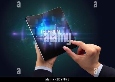 Businessman holding a smartphone pliable avec inscription technique, nouvelle technologie concept