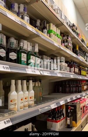 12-27-2020 Portsmouth, Hampshire, Royaume-Uni bouteilles de divers alcools empilées sur les étagères d'un supermarché britannique Banque D'Images