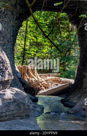 Trou foré et forêt défriché pour créer une chute d'eau artificielle. Trou dans le mur est une cascade artificielle créée sur un grand rocher près de Port Alberni Banque D'Images