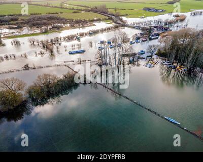 Les inondations sur la Tamise brisent ses berges dans l'Oxfordshire Newbridge 27/12/2020 Banque D'Images