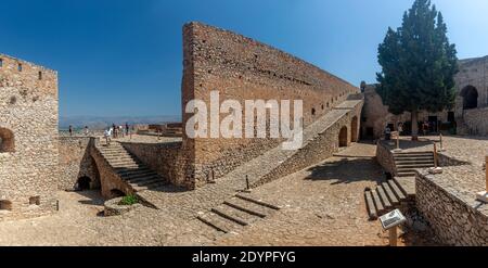 Palamidi est la forteresse qui domine la ville de Nauplie, en Grèce, dans le sens où elle flotte presque sur une colline escarpée (216 m) au-dessus de la ville. Banque D'Images