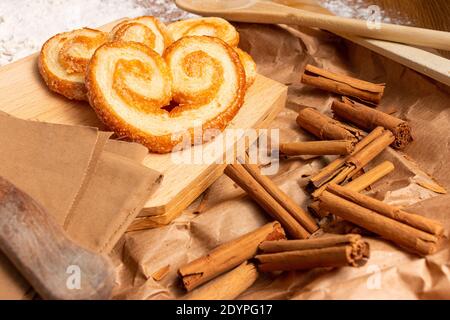 Un gros plan de biscuits palmier et de bâtons de cannelle dans la cuisine, des biscuits en forme de coeur pour la Saint-Valentin Banque D'Images