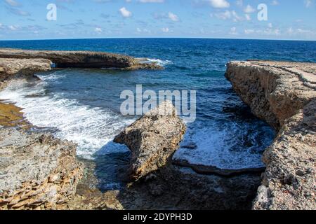 Côte rugueuse de l'île de rêve de Curaçao Banque D'Images