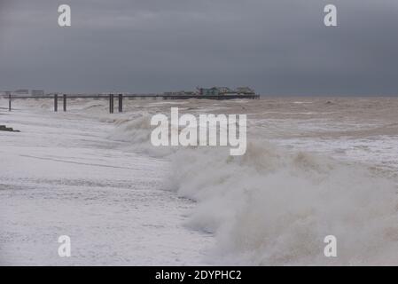 Brighton, East Sussex. 27 décembre 2020. Météo Royaume-Uni. Les vestiges de la tempête Bella battent la côte sud avec d'énormes vagues qui s'écrasent sur le front de mer de Brighton devant des spectateurs audacieux. Le bureau met a émis des avertissements météorologiques à travers le Royaume-Uni en raison de vents violents et d'inondations. Credit: Francesca Moore/Alamy Live News Banque D'Images