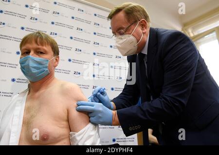 Prague, République tchèque. 27 décembre 2020. Directeur de l'Hôpital général universitaire David Feltl, à gauche, reçoit le vaccin contre le COVID-19 à l'Hôpital général universitaire de Prague, République tchèque, le 27 décembre 2020. À droite, il y a le directeur de l'hôpital universitaire Kralovske Vinohrady Petr Arenberger. Crédit : Ondrej Deml/CTK photo/Alay Live News Banque D'Images