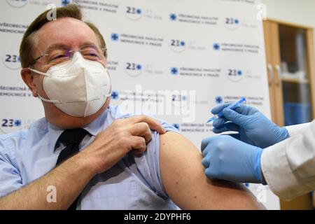 Prague, République tchèque. 27 décembre 2020. Directeur de l'hôpital universitaire Kralovske Vinohrady Petr Arenberger reçoit le vaccin contre le COVID-19 à l'hôpital universitaire général de Prague, République tchèque, le 27 décembre 2020. Crédit : Ondrej Deml/CTK photo/Alay Live News Banque D'Images