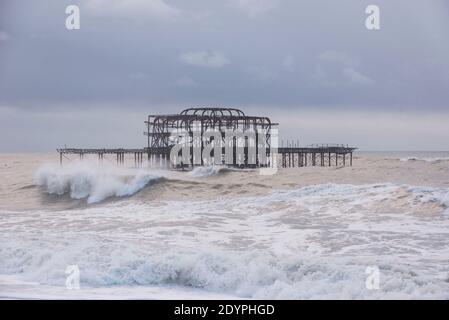 Brighton, East Sussex. 27 décembre 2020. Météo Royaume-Uni. Les vestiges de la tempête Bella battent la côte sud avec d'énormes vagues qui s'écrasent sur le front de mer de Brighton devant des spectateurs audacieux. Le bureau met a émis des avertissements météorologiques à travers le Royaume-Uni en raison de vents violents et d'inondations. Credit: Francesca Moore/Alamy Live News Banque D'Images