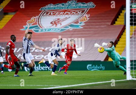 Roberto Firmino de Liverpool (deuxième à droite) voit son tir sauvé par le gardien de but de West Bromwich Albion Sam Johnstone lors du match de la Premier League au stade Anfield, à Liverpool. Banque D'Images