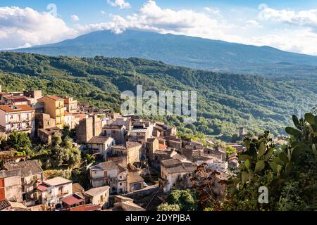 Castiglione di Sicilia avec l'Etna en arrière-plan, Italie Banque D'Images