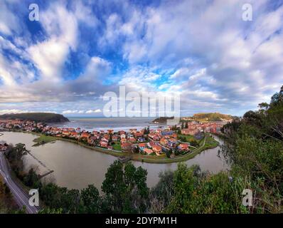 Vue sur Ribadesella et son estuaire dans les Asturies, Espagne. Banque D'Images