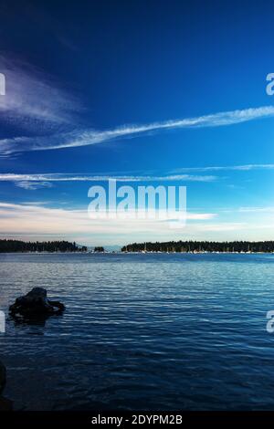 Océan Pacifique vu depuis le mur de la mer de Nanaimo, C.-B., Canada. Nanaimo est une ville portuaire sur l'île de Vancouver. Il s'agit d'un terminal de BC Ferry et exploite un bus Banque D'Images