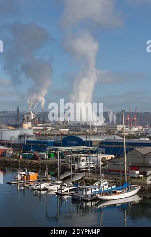 Vue sur la station de gaz naturel ConocoPhillips Tacoma terminal South depuis le pont Murray Morgan à Tacoma, Washington. Banque D'Images