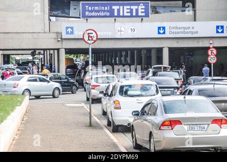 Sao Paulo, Sao Paulo, Brésil. 27 décembre 2020. (INT) mouvement au terminal de bus de Tiete. 27 décembre 2020, Sao Paulo, Brésil: Grande circulation des personnes pendant les vacances à Tiete bus terminal, le plus grand à Sao Paulo.Credit: Adeleke Anthony Fote /Thenews2 Credit: Adeleke Anthony Fote/TheNEWS2/ZUMA Wire/Alay Live News Banque D'Images