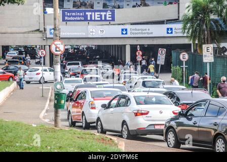 Sao Paulo, Sao Paulo, Brésil. 27 décembre 2020. (INT) mouvement au terminal de bus de Tiete. 27 décembre 2020, Sao Paulo, Brésil: Grande circulation des personnes pendant les vacances à Tiete bus terminal, le plus grand à Sao Paulo.Credit: Adeleke Anthony Fote /Thenews2 Credit: Adeleke Anthony Fote/TheNEWS2/ZUMA Wire/Alay Live News Banque D'Images