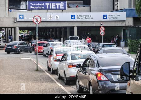 Sao Paulo, Sao Paulo, Brésil. 27 décembre 2020. (INT) mouvement au terminal de bus de Tiete. 27 décembre 2020, Sao Paulo, Brésil: Grande circulation des personnes pendant les vacances à Tiete bus terminal, le plus grand à Sao Paulo.Credit: Adeleke Anthony Fote /Thenews2 Credit: Adeleke Anthony Fote/TheNEWS2/ZUMA Wire/Alay Live News Banque D'Images