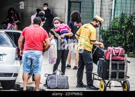 Sao Paulo, Sao Paulo, Brésil. 27 décembre 2020. (INT) mouvement au terminal de bus de Tiete. 27 décembre 2020, Sao Paulo, Brésil: Grande circulation des personnes pendant les vacances à Tiete bus terminal, le plus grand à Sao Paulo.Credit: Adeleke Anthony Fote /Thenews2 Credit: Adeleke Anthony Fote/TheNEWS2/ZUMA Wire/Alay Live News Banque D'Images