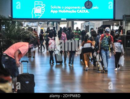 Sao Paulo, Sao Paulo, Brésil. 27 décembre 2020. (INT) mouvement au terminal de bus de Tiete. 27 décembre 2020, Sao Paulo, Brésil: Grande circulation des personnes pendant les vacances à Tiete bus terminal, le plus grand à Sao Paulo.Credit: Adeleke Anthony Fote /Thenews2 Credit: Adeleke Anthony Fote/TheNEWS2/ZUMA Wire/Alay Live News Banque D'Images