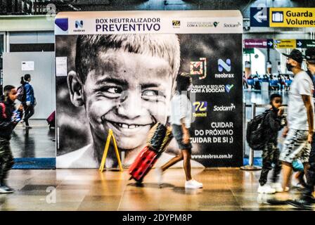 Sao Paulo, Sao Paulo, Brésil. 27 décembre 2020. (INT) mouvement au terminal de bus de Tiete. 27 décembre 2020, Sao Paulo, Brésil: Grande circulation des personnes pendant les vacances à Tiete bus terminal, le plus grand à Sao Paulo.Credit: Adeleke Anthony Fote /Thenews2 Credit: Adeleke Anthony Fote/TheNEWS2/ZUMA Wire/Alay Live News Banque D'Images